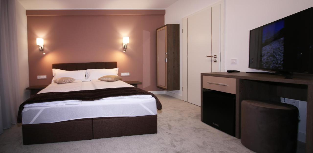 The Butterfly Hotel Sangeorgiu de Mures Exterior photo