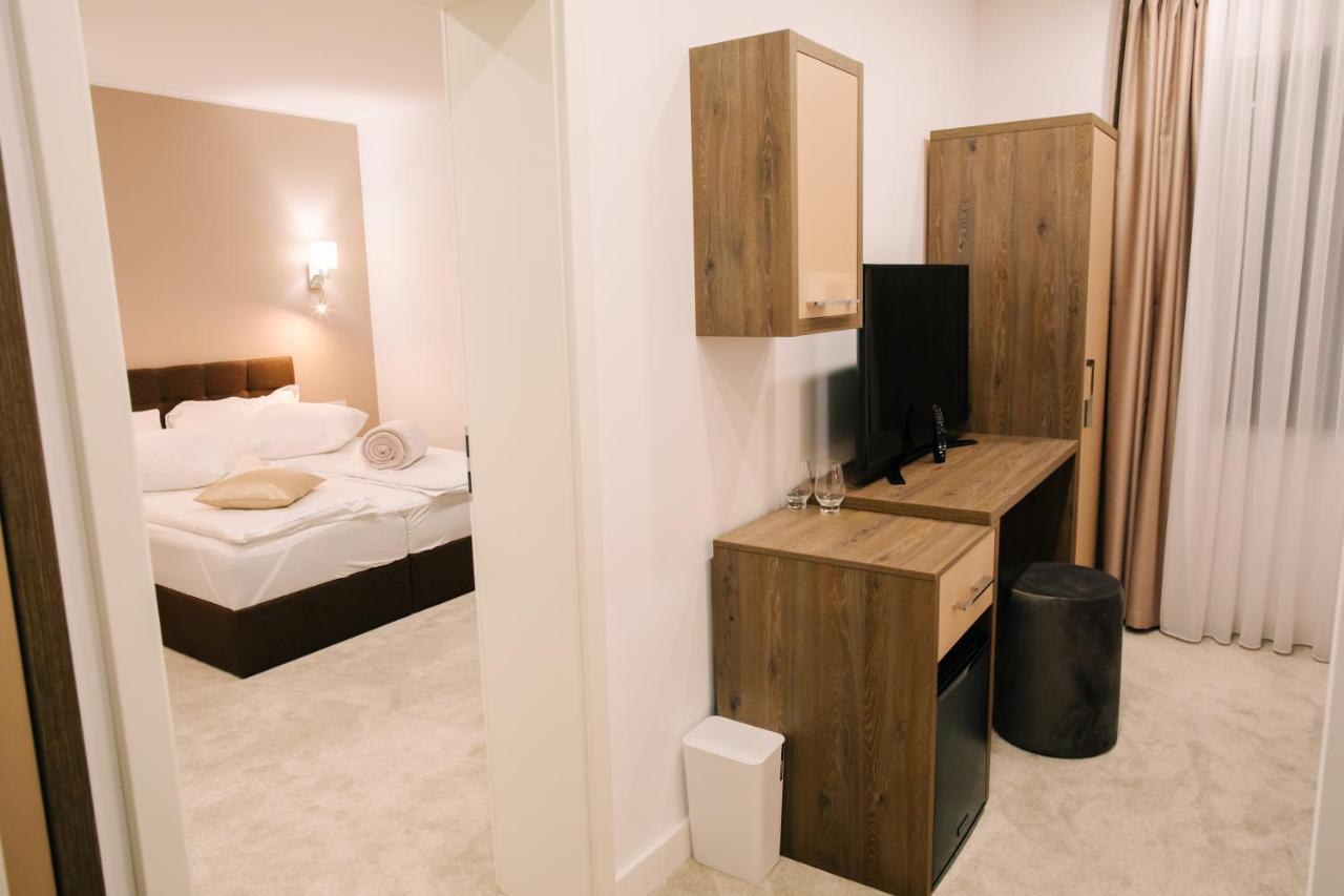 The Butterfly Hotel Sangeorgiu de Mures Exterior photo