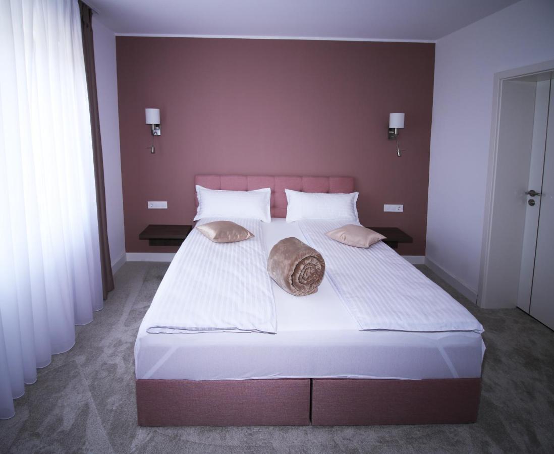 The Butterfly Hotel Sangeorgiu de Mures Exterior photo