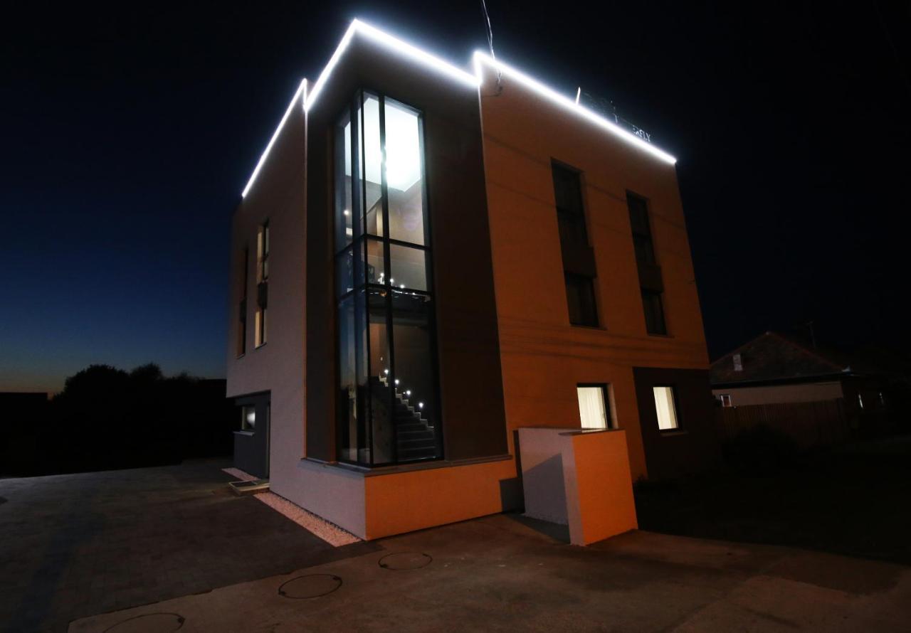 The Butterfly Hotel Sangeorgiu de Mures Exterior photo